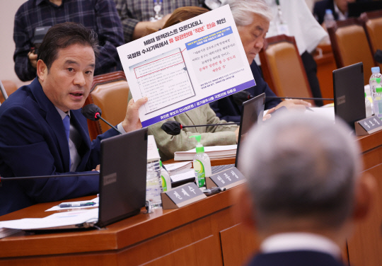 유인촌 문화체육관광부 장관 후보자가 5일 국회에서 열린 인사청문회에서 MB정부 장관 시절 불거진 문화계 블랙리스트에 관련된 질문을 받고 있다. 연합뉴스.